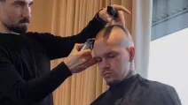 Михайло Мудрик у перукаря / Фото @FrankKhalidUK