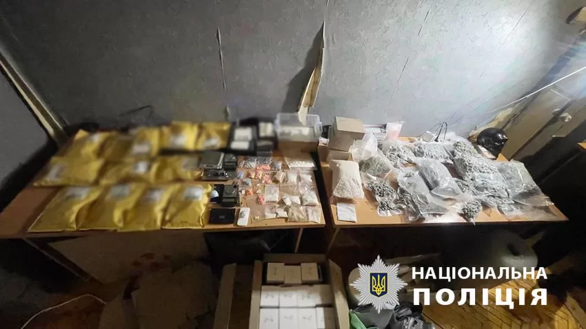 Полицейские столицы изъяли у наркосбытчика наркотиков и психотропов на более чем три миллиона гривен / Фото Нацполиция