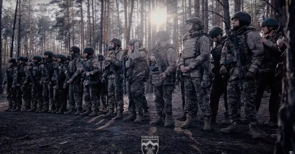 МАМОЧКУ НИКТО НЕ ЗОВЕТ: жесткая подготовка добровольцев по контракту 18-24 / Скриншот видео