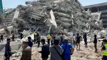 Люди возле разрушенного здания после сильного землетрясения / Фото: Reuters