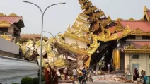 Землетрясение поразило Мандалай, второй по величине город и историческую столицу Мьянмы, где были разрушены храмы и поврежден королевский дворец / Фото EPA-EFE