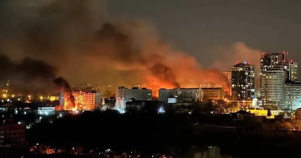 Стовпи диму над Дніпром після нічної атаки російських безпілотників / Фото соцмережі