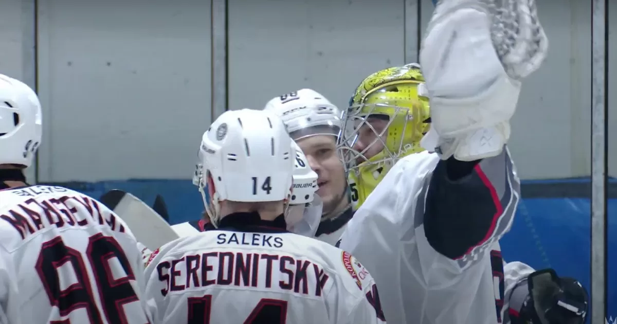 Хоккеисты «Кременчуга» поздравляют своего голкипера с историческим достижением / Скриншот видео