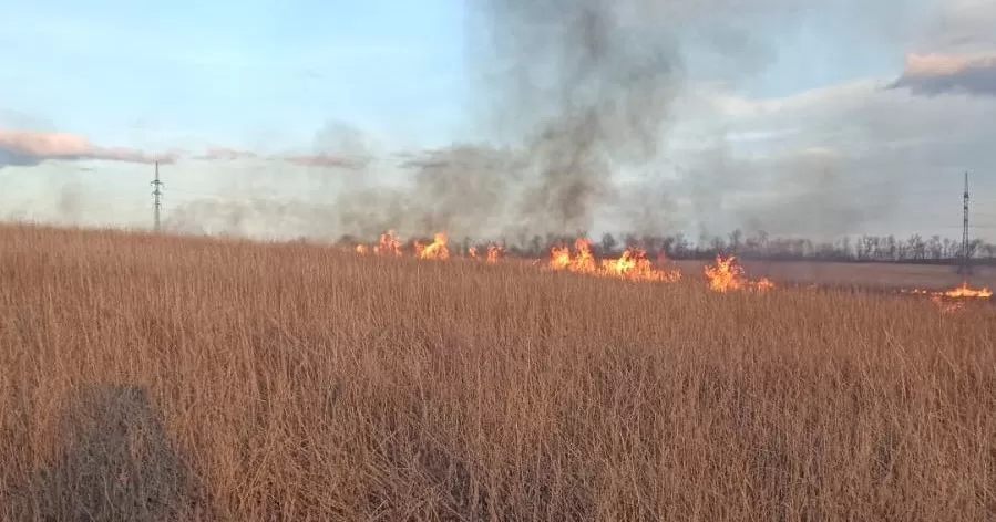 Наслідки авіаудару по селищу Слатине / Фото Дергачівська МВА