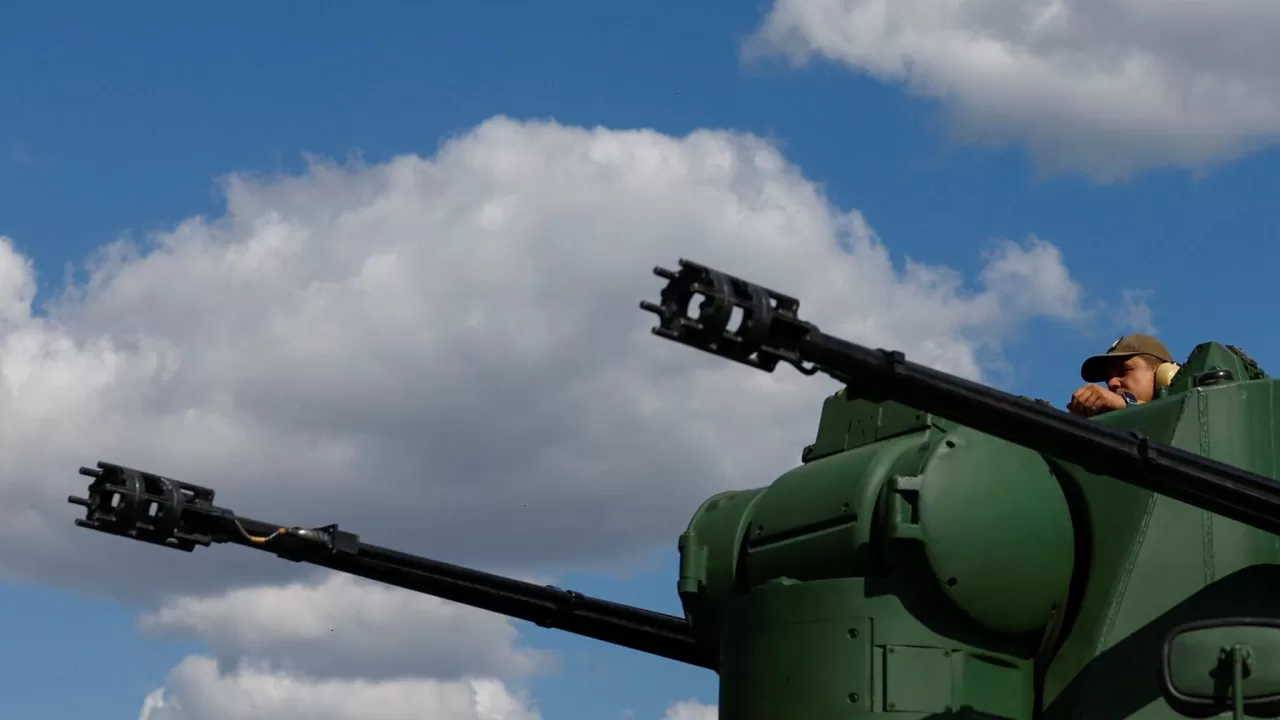 Український військовослужбовець керує самохідною зенітною установкою «Гепард», 5 вересня 2023 року / Фото Reuters