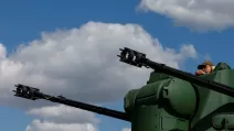 A Ukrainian serviceman operates a Cheetah self-propelled anti-aircraft gun, 5 September 2023 / Reuters photo
