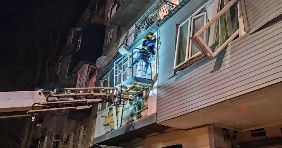 Работники КП «Харьковское ремонтно-строительное предприятие» закрывали выбитые контуры / Фото Харьковский городской совет