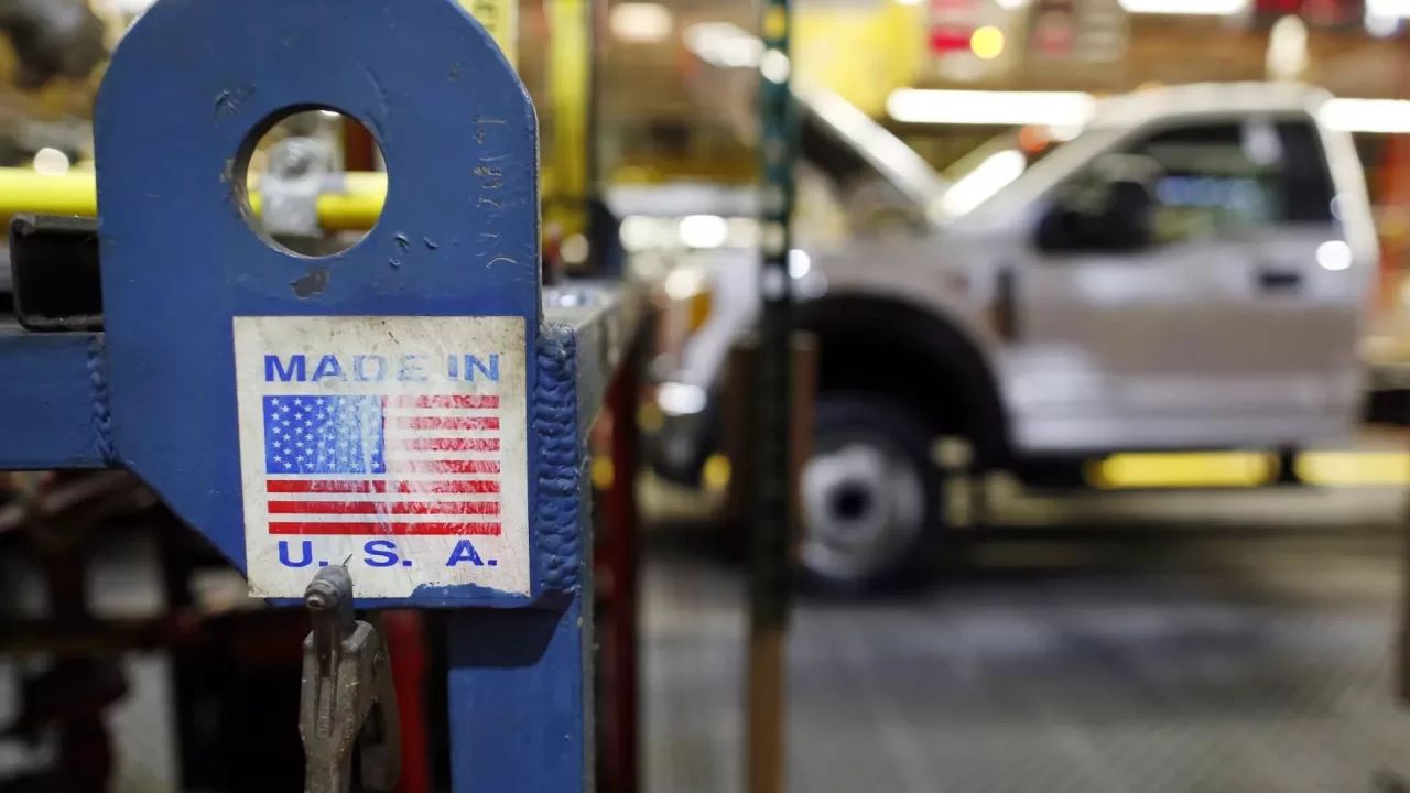 Пока нет ни одной страны в Европе, где бы более половины населения положительно относились к США / Фото Bloomberg