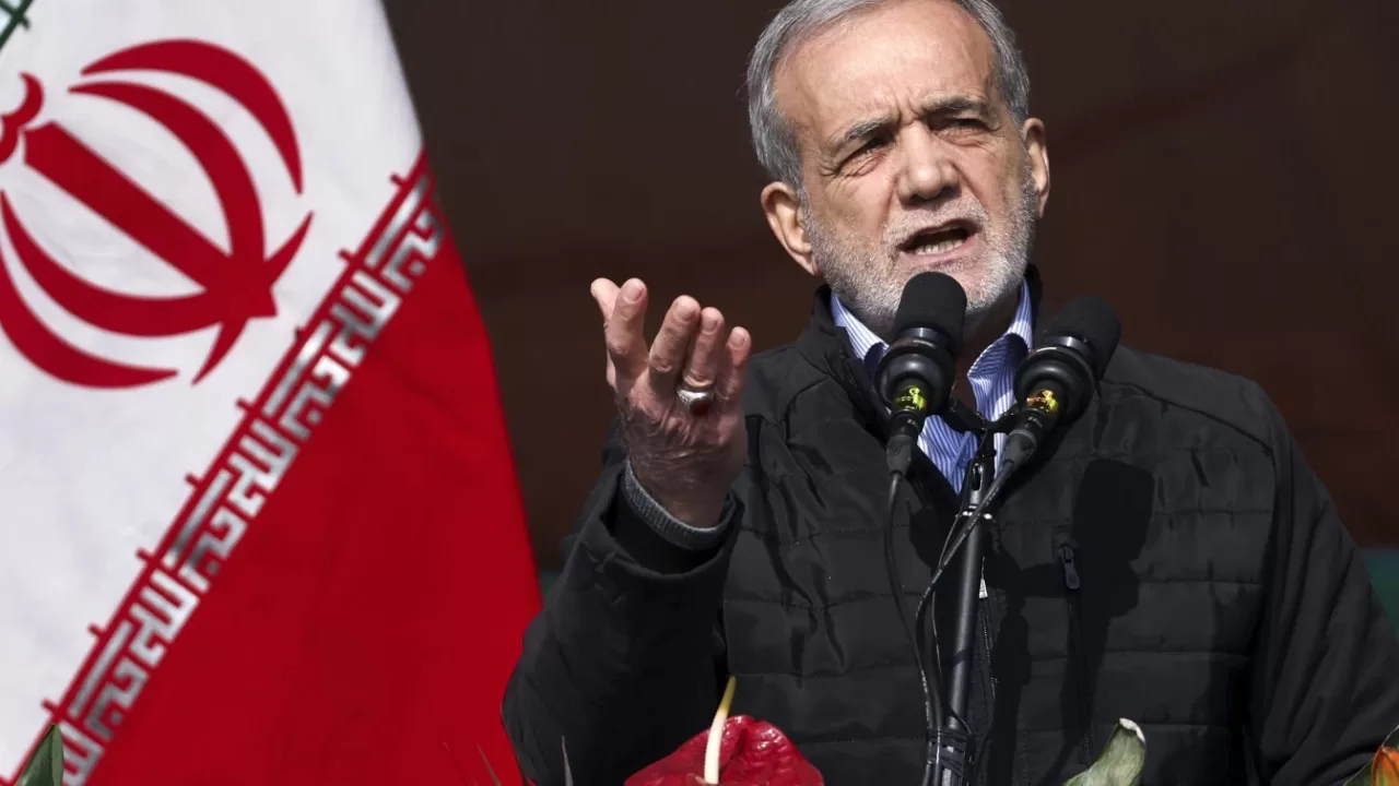 Президент Ірану Масуд Пезешкян виступає під час мітингу на честь річниці Ісламської революції 1979 року, 10 лютого 2025 року / Фото Офіс президента Ірану