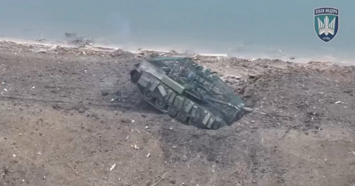 Сначала танк попал в ловушку... / Скриншот видео