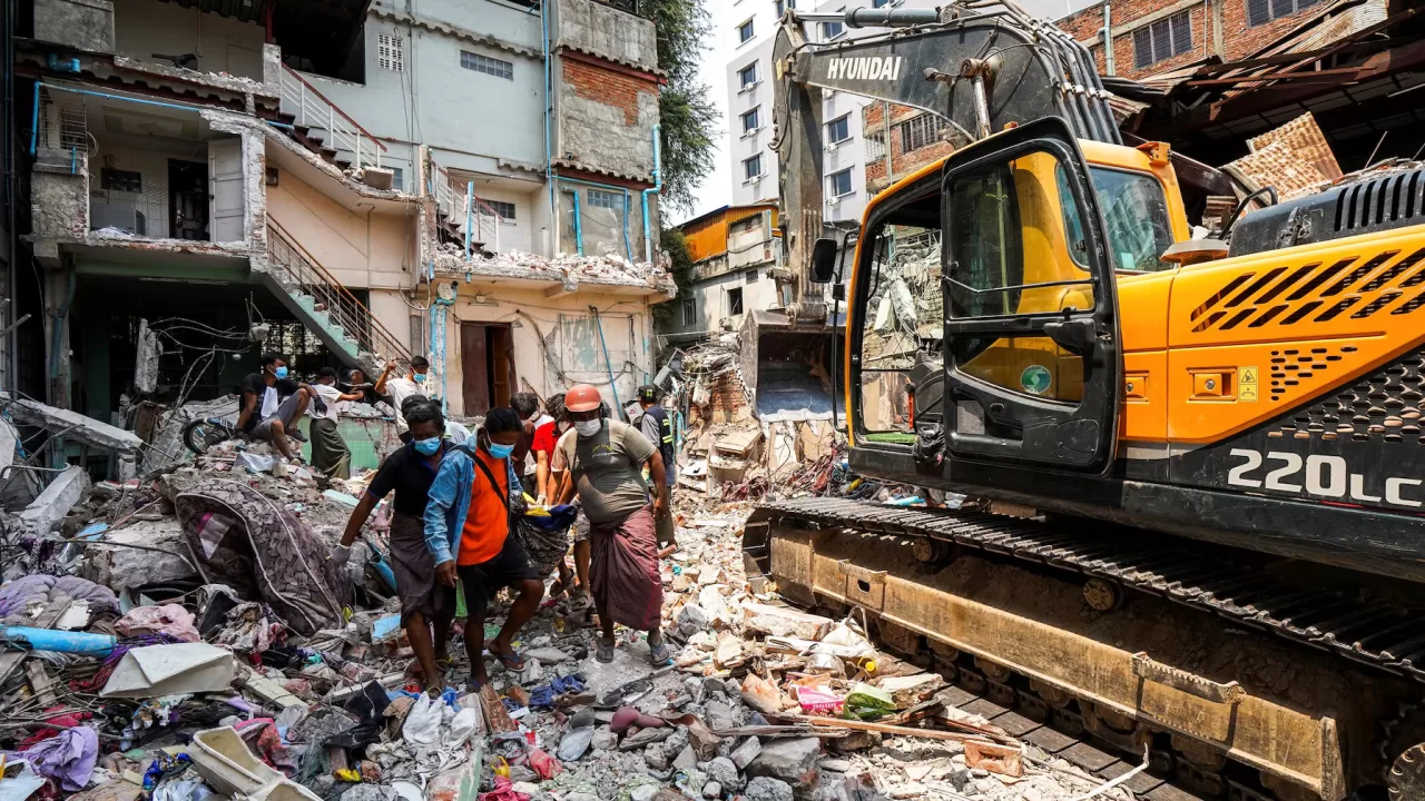 Рятувальники несуть тіло загиблого після сильного землетрусу в Мандалаї, М'янма, 30 березня 2025 року / Фото Reuters