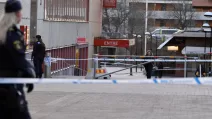 Полицейские работают на месте убийства человека в Скархольмене на юге Стокгольма, 10 апреля 2024 года / Фото Reuters