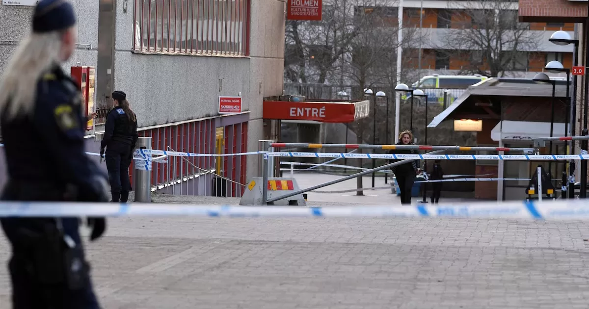 Поліцейські працюють на місці вбивства людини у Скархольмені на півдні Стокгольма, 10 квітня 2024 року / Фото Reuters