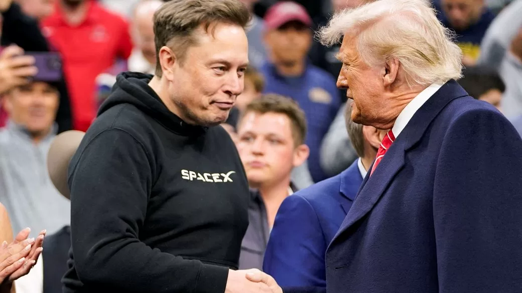 Генеральний директор Tesla Ілон Маск вітає президента США Дональда Трампа / Фото: REUTERS