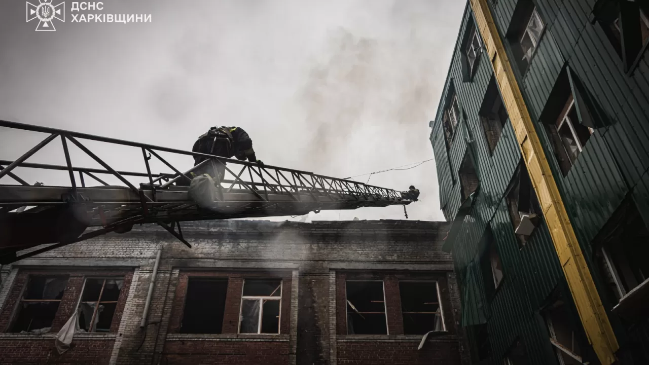 Спасатели ликвидируют последствия вражеского удара по Херсону / Фото: ГСЧС