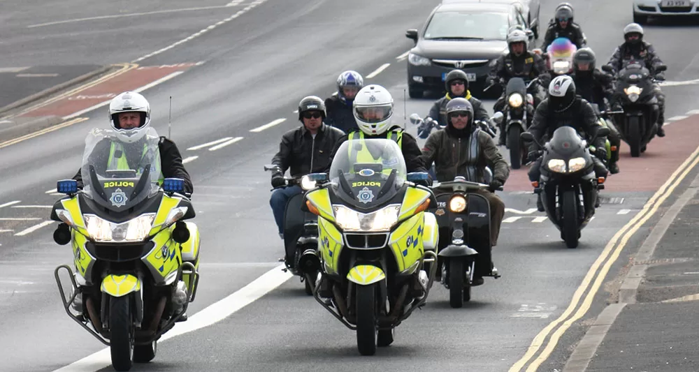 Мотоциклісти у супроводі поліції на смузі громадського транспорту в Англії / Фото: sussexsaferroads.gov.uk