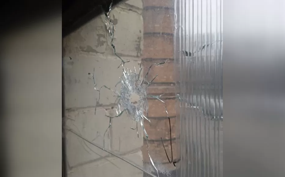 Разбитое пулей окно в «Киевтеплоэнерго» / Фото: КП «Киевтеплоэнерго»