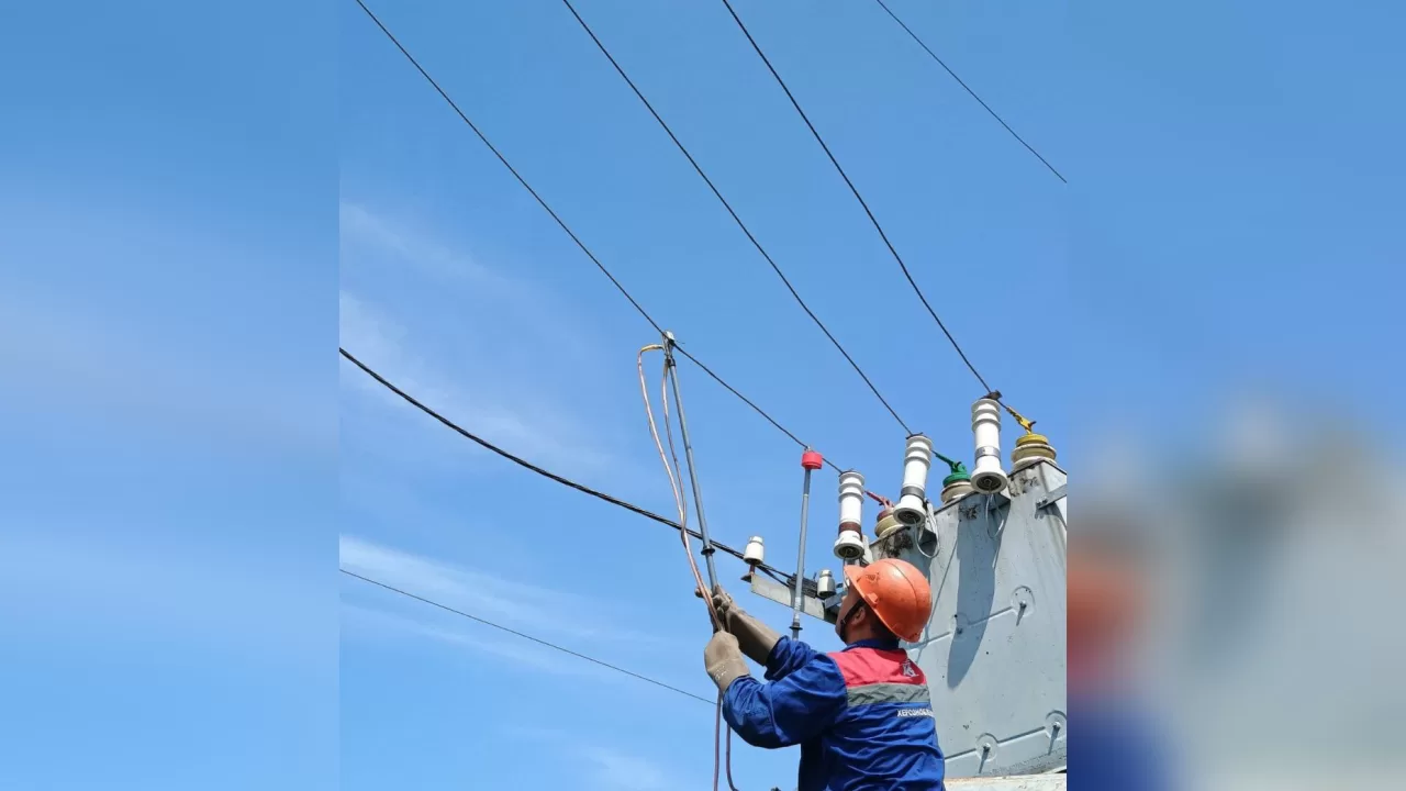 Power engineers restoring power supply / Photo: Khersonoblenergo