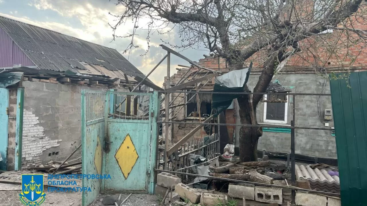 Разрушенный обстрелом дом в Никополе / Фото: Днепропетровская областная прокуратура