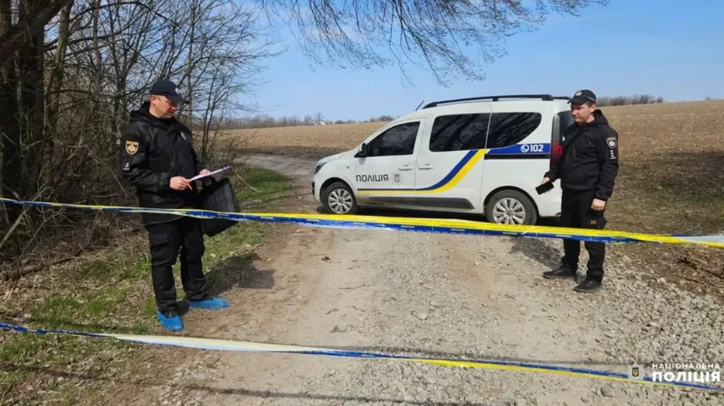 Поліцейські на місці, де виявили тіло Плахотніка / Фото: Нацполіція