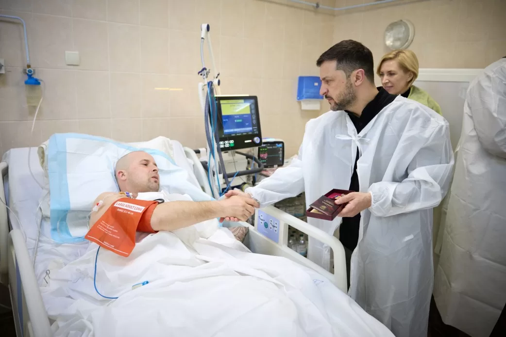 Президент Украины Владимир Зеленский вручает награду раненому защитнику / Фото: Офис президента