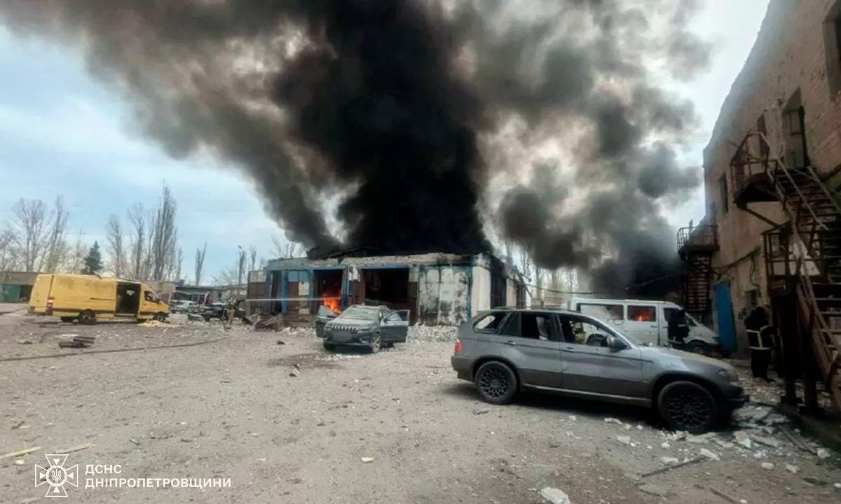 Последствия ракетного удара по Кривому Рогу / Фото: ГСЧС