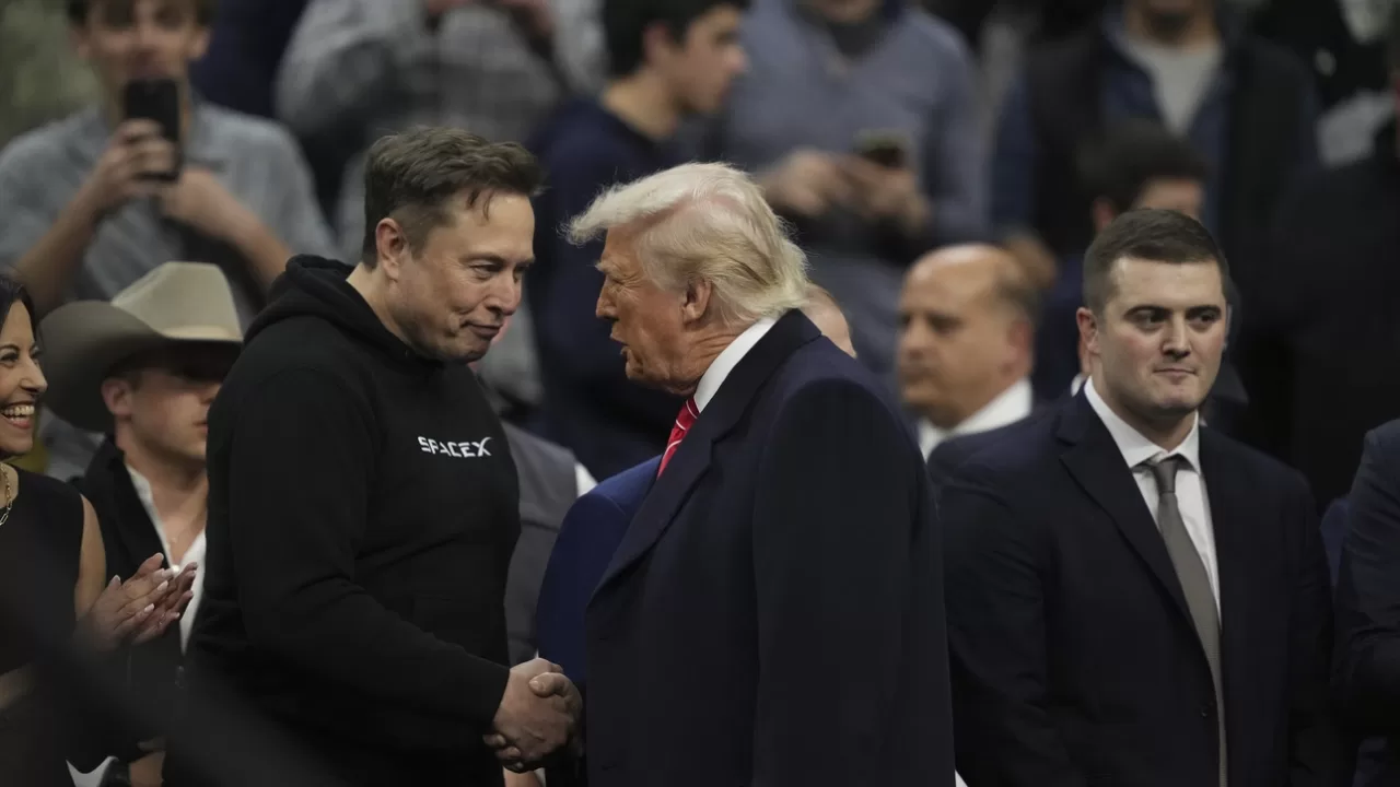 Ілон Маск та Дональд Трамп на фіналі чемпіонату NCAA з боротьби у Філадельфії, 22 березня 2025 року / Фото: AP