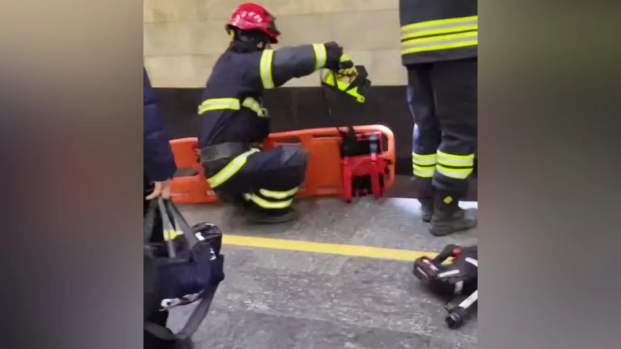 Спасатели на месте падения человека под поезд в киевском метро / Скриншот