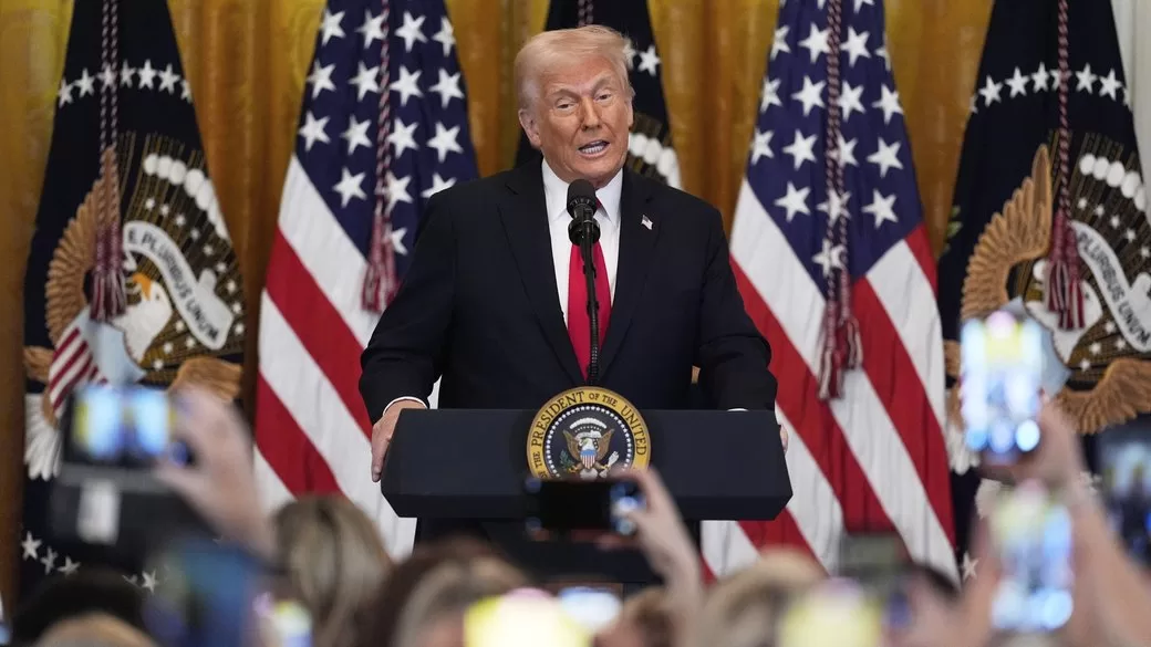 Президент Дональд Трамп виступає у Східній кімнаті Білого дому / Фото: AP