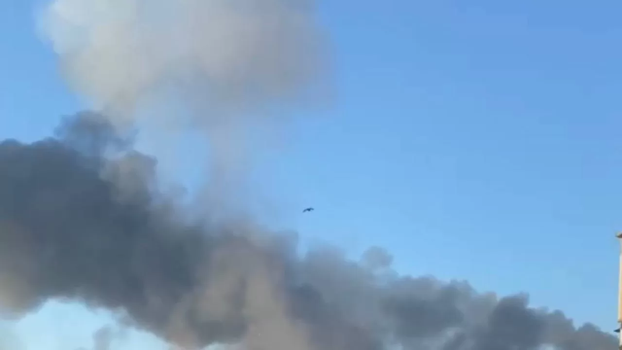 Дым в небе после взрыва / Скриншот