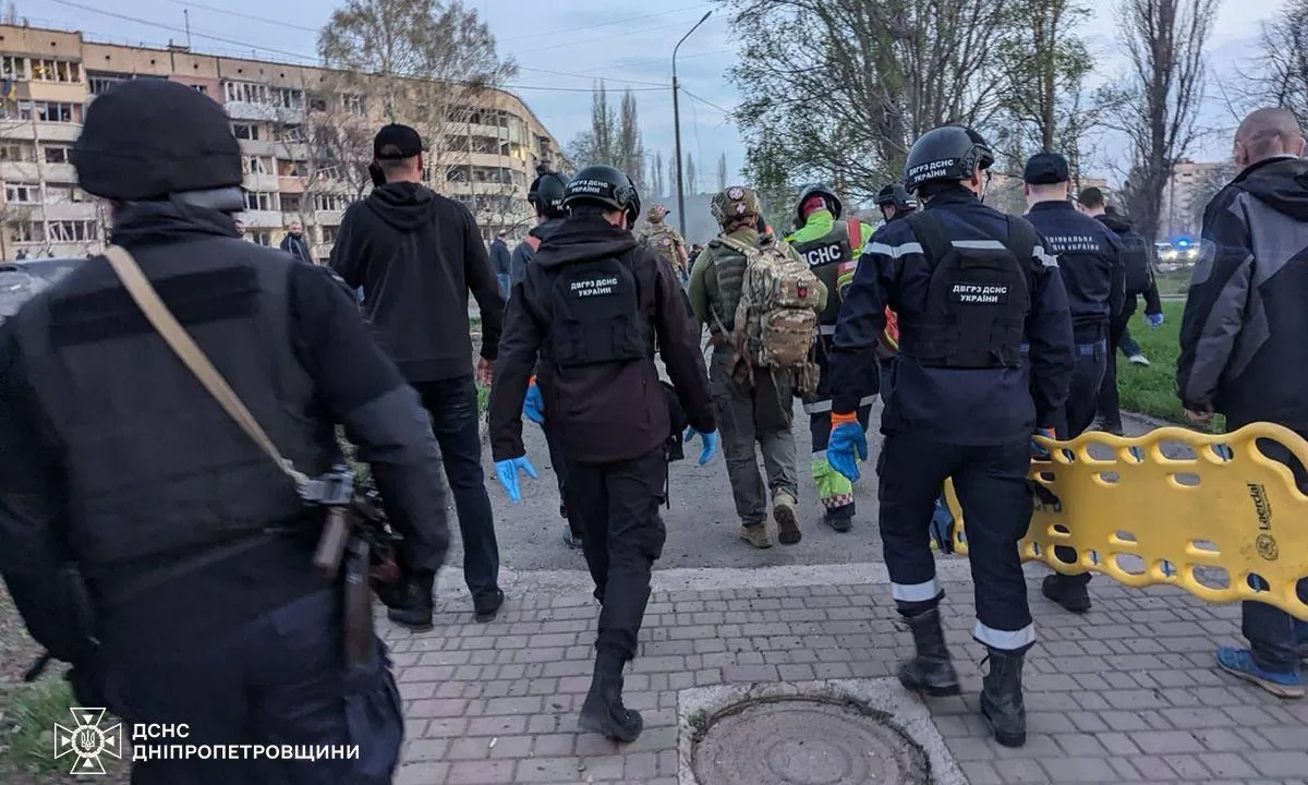 Рятувальники та поліція надають допомогу постраждалим у Кривому Розі / Фото: ДСНС Дніпропетровщини