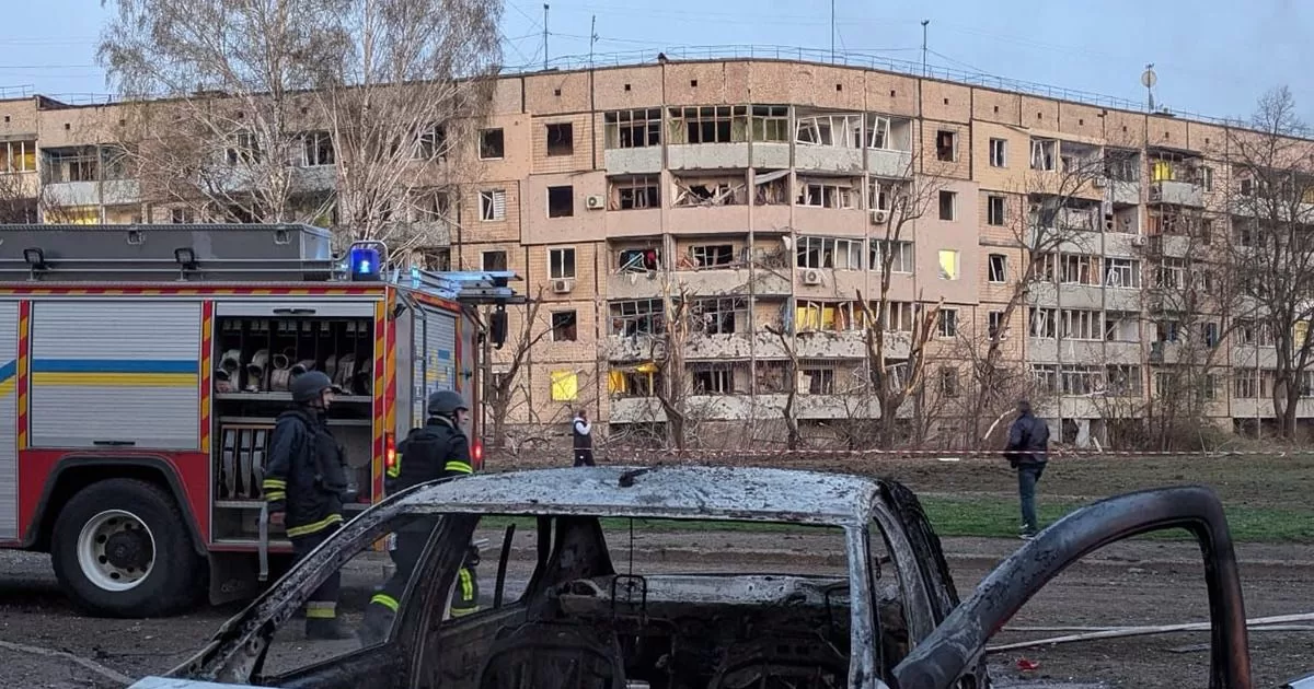 Внаслідок ракетної атаки пошкоджено щонайменше 34 багатоквартирні будинки, 6 навчальних закладів, магазини, приватний сектор, інфраструктурні об'єкти та автомобілі / Фото ДСНС