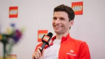 Томас Мюллер является фанатом Lego и даже стал первым официальным тренером Lego / Фото Lego