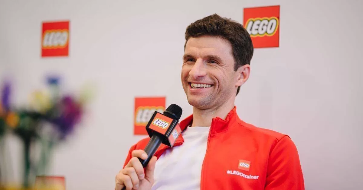 Томас Мюллер є фанатом Lego і навіть став першим офіційним тренером Lego / Фото Lego