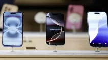 Смартфоны Apple iPhone, выставленные в магазине Apple Store на Центральном терминале в Нью-Йорке, 16 октября 2024 / Фото Reuters