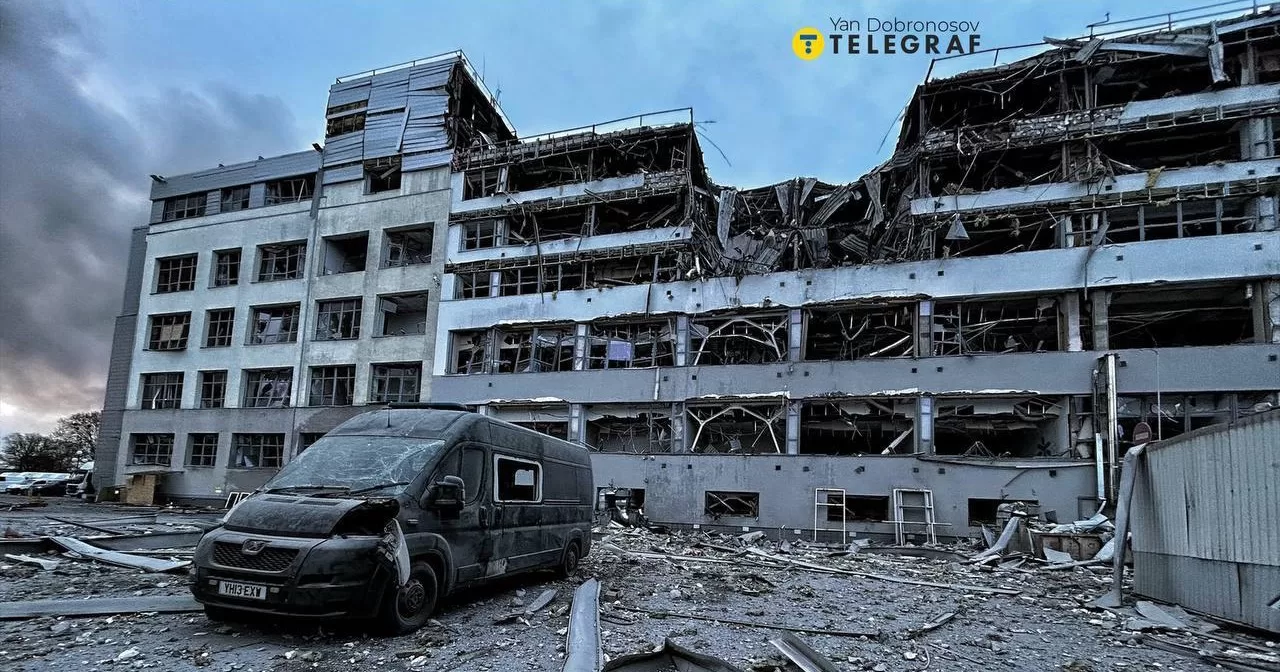 Последствия удара по промзоне на киевской Оболони сегодня ночью / Фото Telegraf Yan Dobronosov