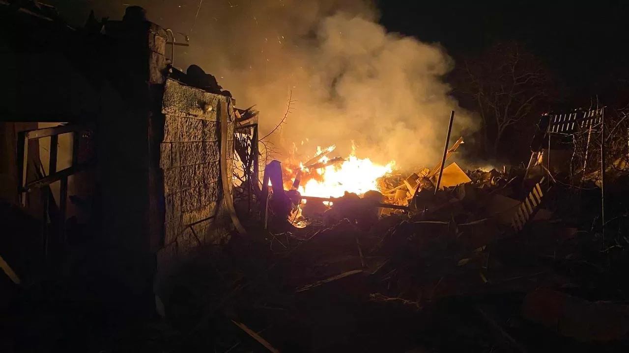 Пошкоджені житлові будинки, автомобілі, є постраждалі: у Миколаєві поліцейські документують наслідки ворожої атаки / Фото Нацполіція