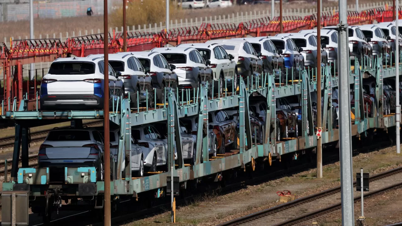 Автомобили Volkswagen, предназначенные для экспорта в США и Великобританию, прибывают в вагонах поезда в Эмден / Фото Reuters