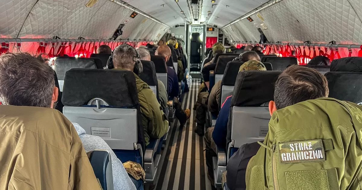Пограничная служба в сотрудничестве с 8-й базой транспортной авиации в Кракове-Балице организовала операцию по возвращению 16 иностранцев, 2 апреля 2025 / Фото: Straż Graniczna