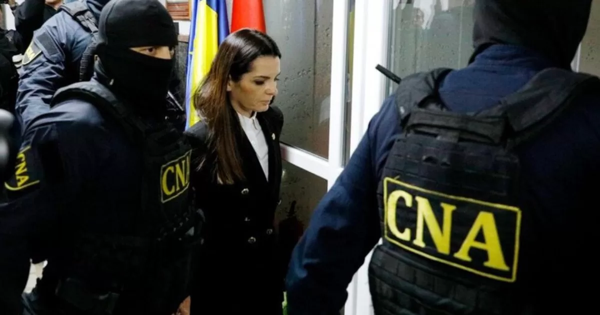 Евгения Гуцул в сопровождении сотрудников Национального антикоррупционного центра / Фото из соцсетей