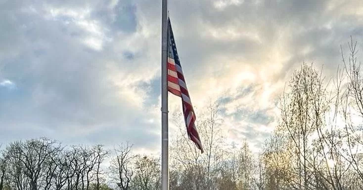 Прапор США біля будівлі американського посольства у Києві / Фото Ambassador Bridget A. Brink @USAmbKyiv