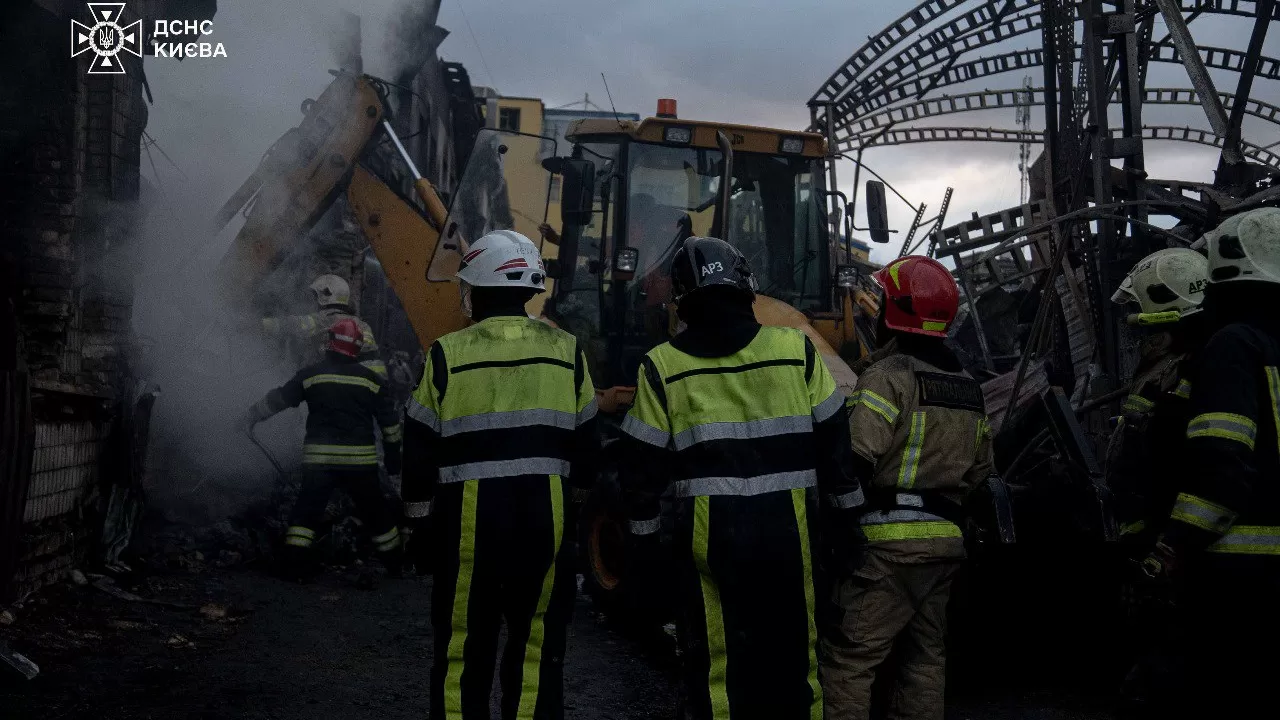 Рятувальники на місці удару по Києву / Фото: ДСНС Україна