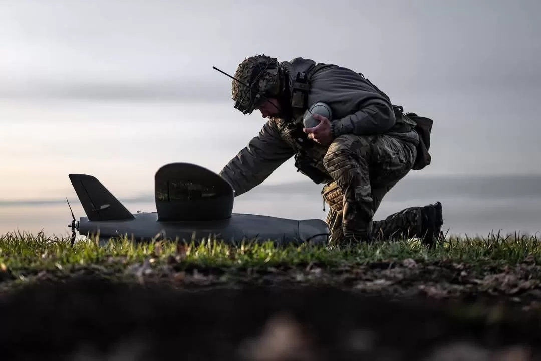 Військовослужбовець ЗСУ готує безпілотний літальний апарат до запуску / Фото: Генштаб ЗСУ