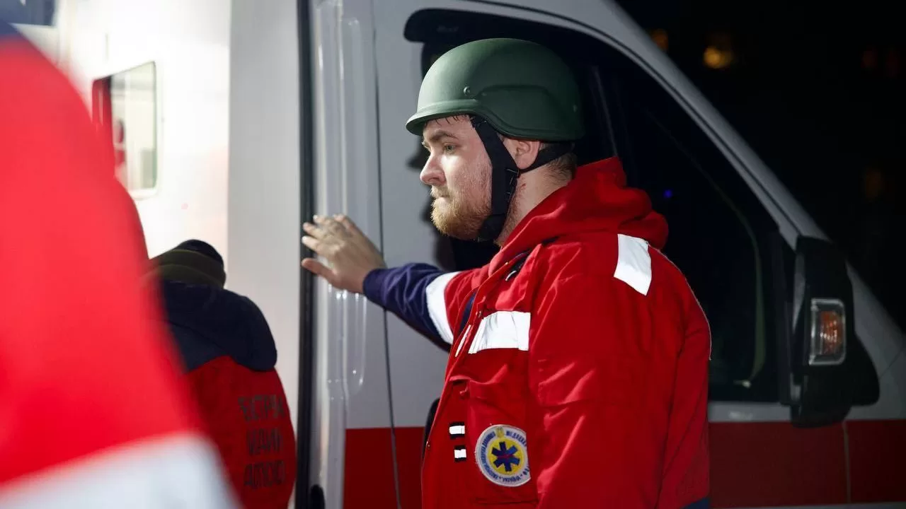 Медик на місці обстрілу у Кривому Розі 4 квітня / Фото: Сергій Лисак