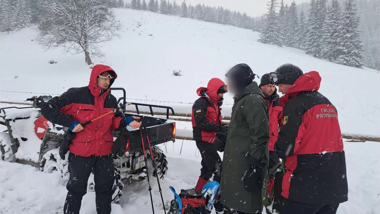 Спасатели оказали помощь киевлянину, который заблудился в заснеженных Карпатах / Фото: ГСЧС Ивано-Франковской области