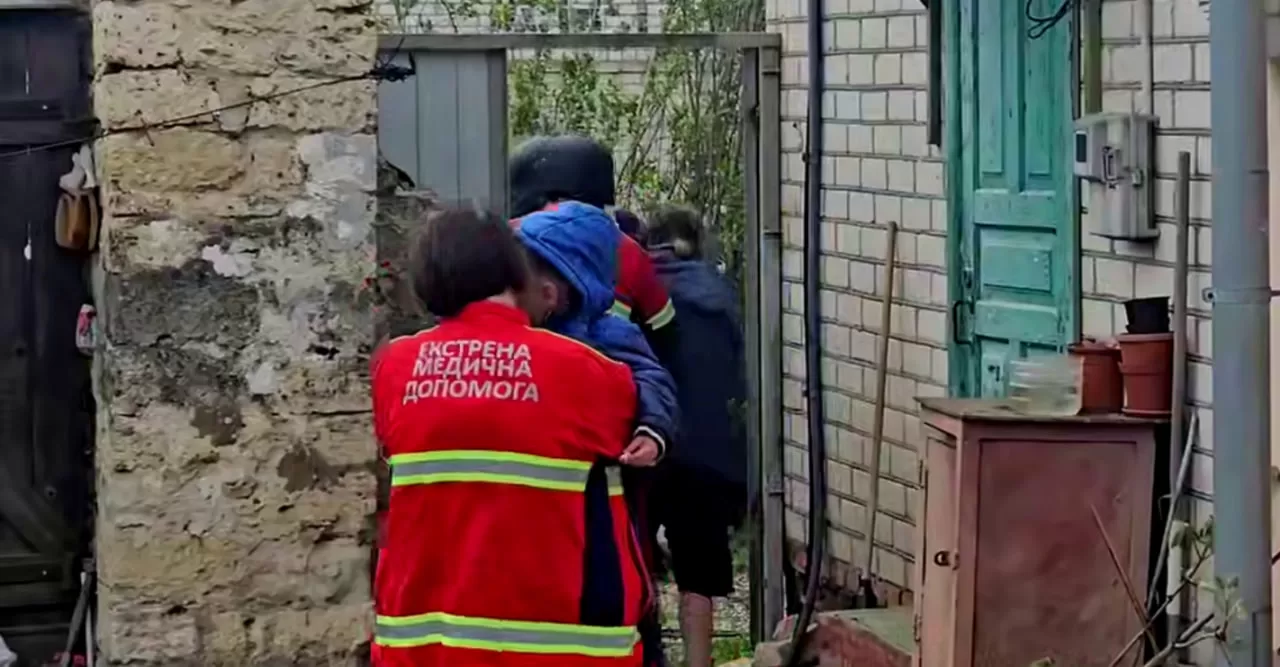 Медики госпитализируют женщину с ребенком после обстрела Херсона / Фото: Херсонская ОВА