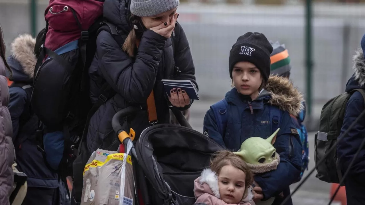Refugees from Ukraine crossing the Ukrainian-Polish border in Korczowa / Photo by AFP