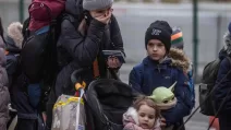 Беженцы из Украины, которые пересекли украинско-польскую границу в Корчевой / Фото AFP