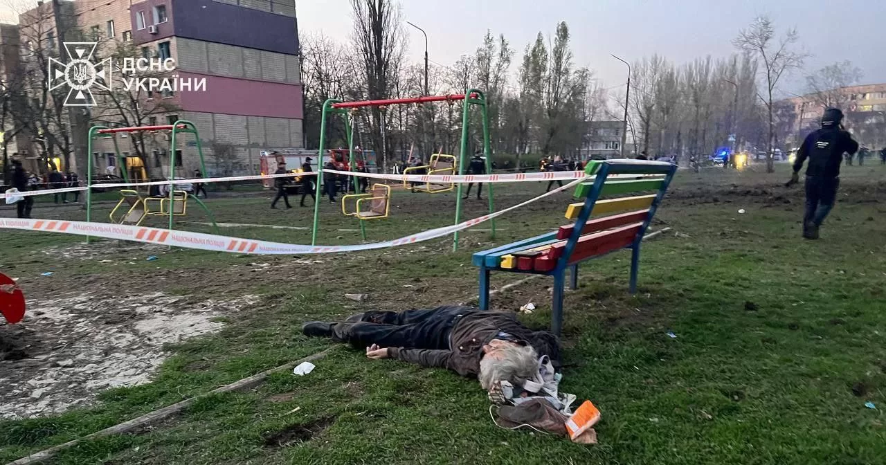 В результате удара по Кривому Рогу 4 апреля погибли 20 человек, почти половина из них дети. Несколько десятков человек получили ранения / Фото ГСЧС