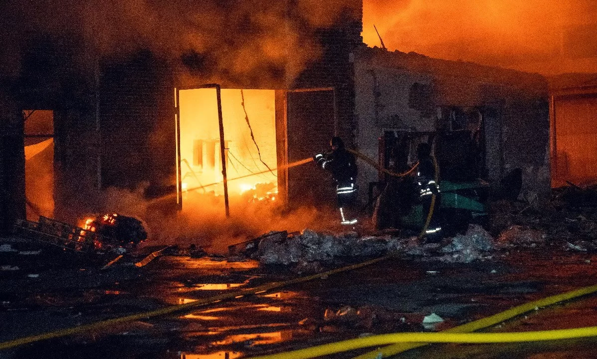 Рятувальники на місці обстрілу / Фото ілюстративне: ДСНС